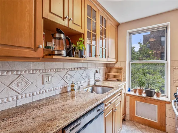 67-12 Yellowston Boulevard image 6 of 18