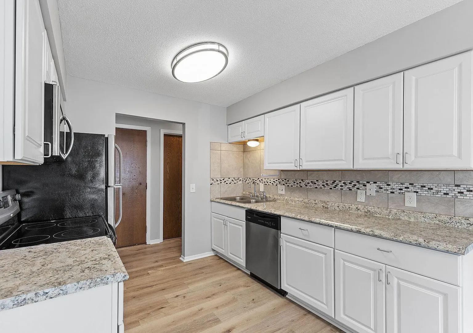 Spacious Duplex in Brooklyn Park — Photo 4