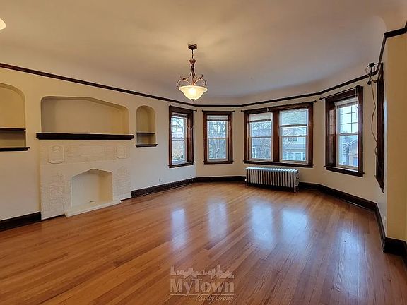 2nd image of 5323 W Cornelia Ave #2W