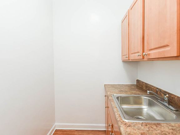 3rd image of 5417 N Kenmore Ave #D504