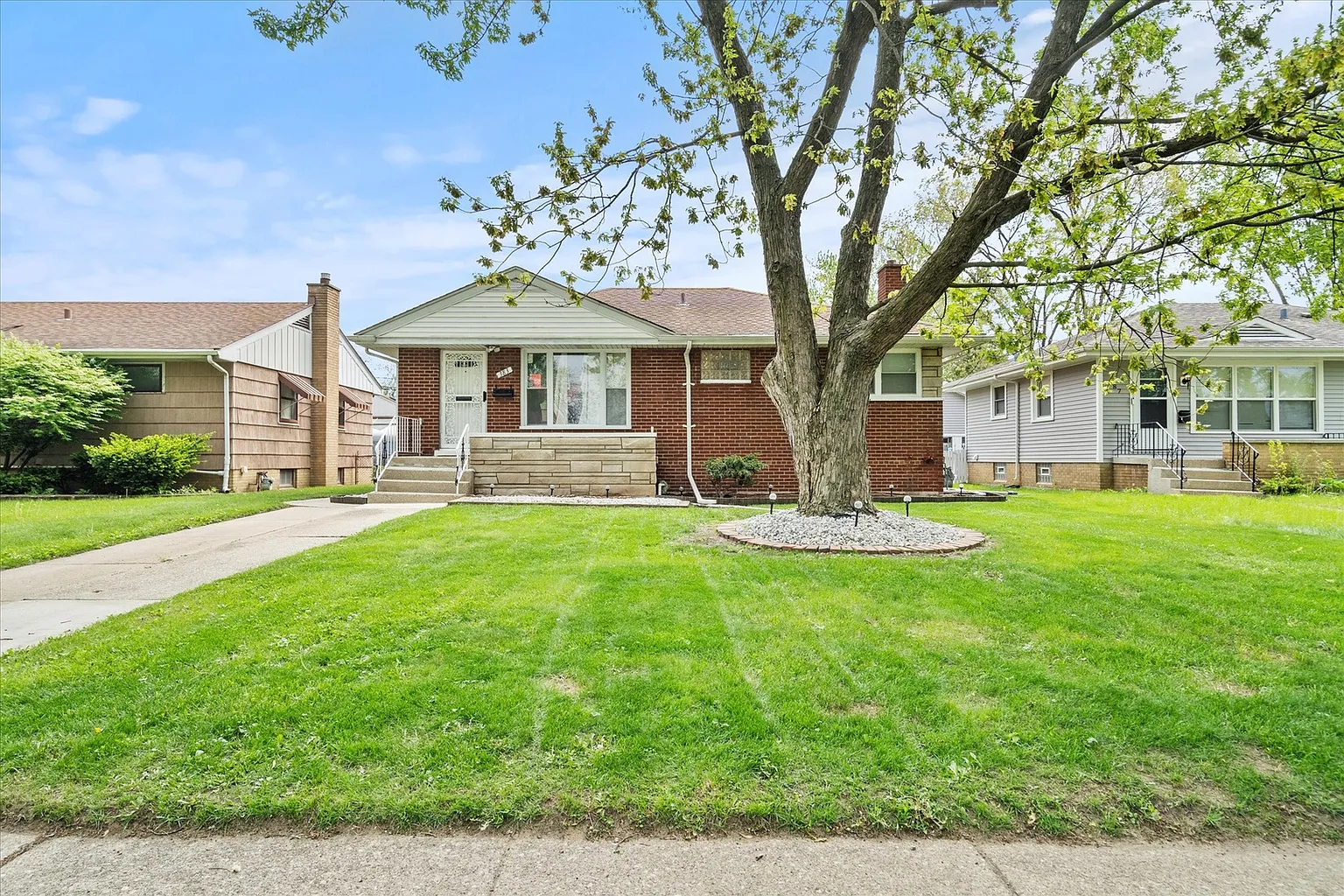 383 Clyde Ave photo 1