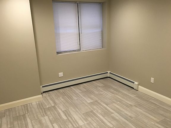 4th image of 2312 29th St APT 1R