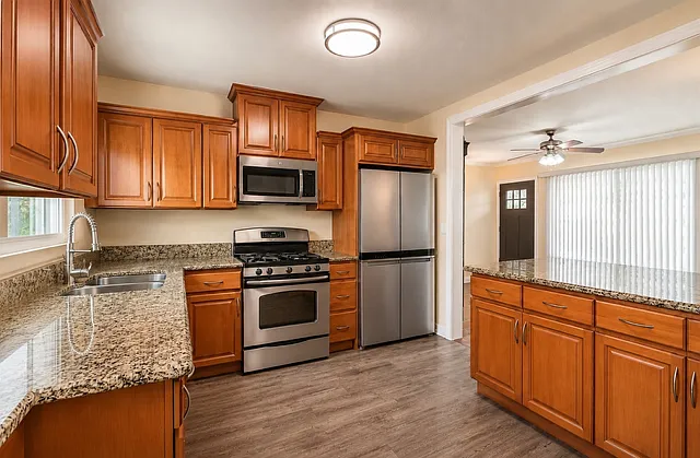 3 bed, 1430 sqft, $4,300 — Photo 3
