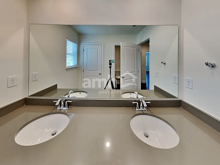 889 Carnaby Ln — Photo 21