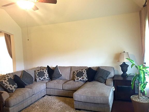 3rd image of 2923 Lake Dr