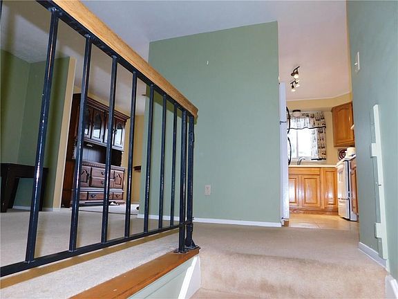 2nd image of 17 Coachlight Cir