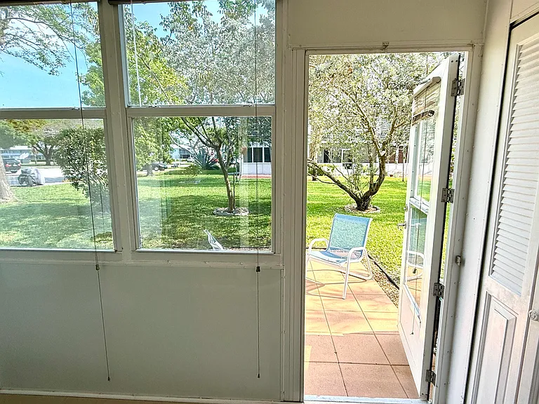 21 Newport B — Photo 24