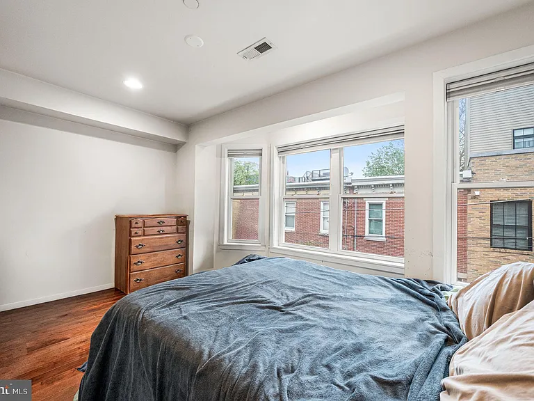 1014 S Bouvier St — Photo 16