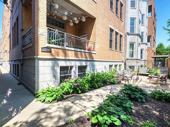 4th image of 2108 N California Ave APT 1R