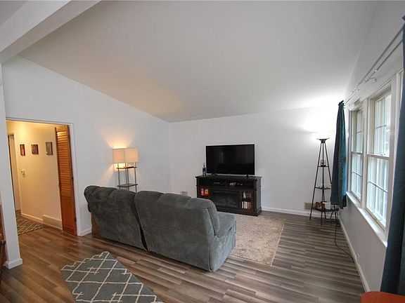 4th image of 16 Birch Ln