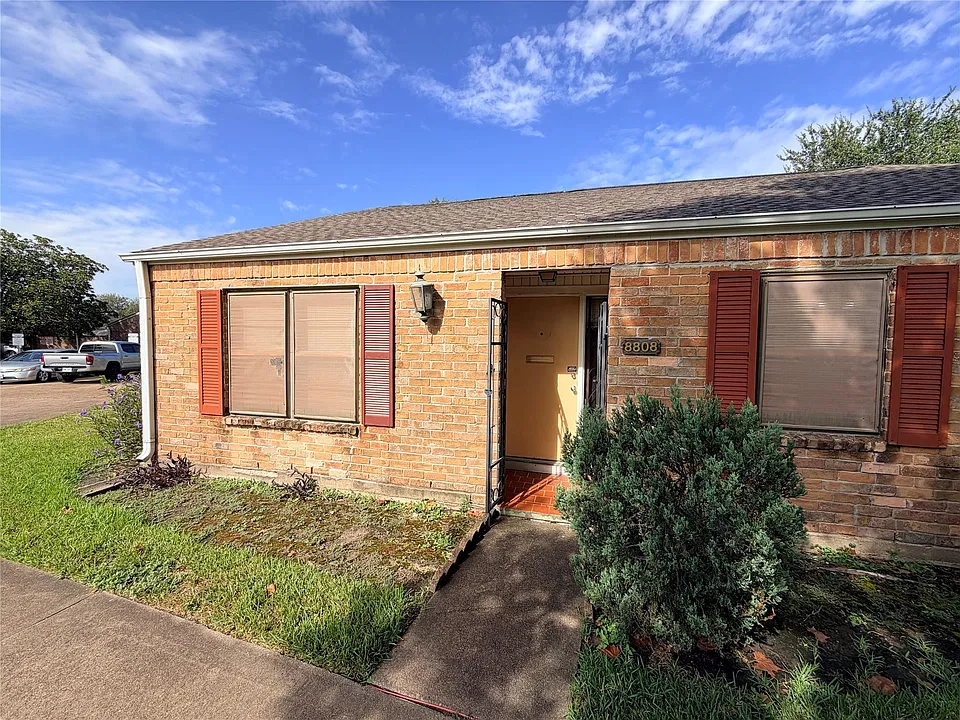 8808 Wilcrest Dr