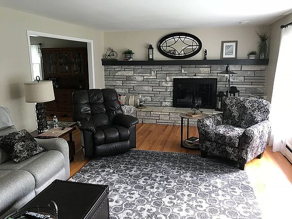 Living room w/gas fireplace