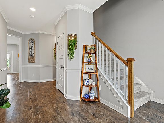 2nd image of 608 Estrella Dr