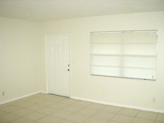 5th image of 817 Tequesta St
