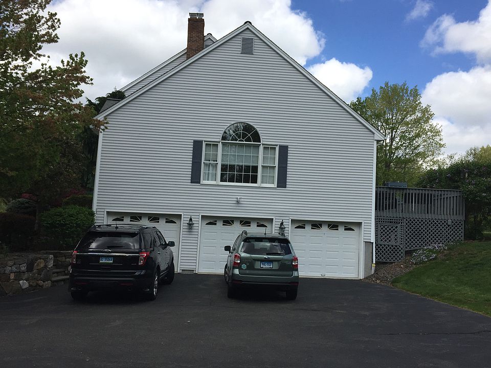 2nd image of 10 Adams Hill Ln