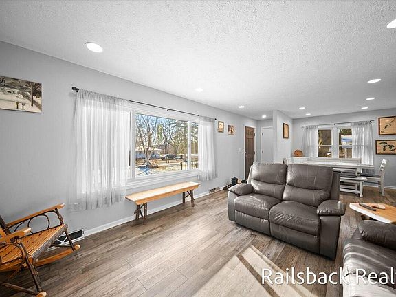 5th image of 4901 Pinedell Ave NE