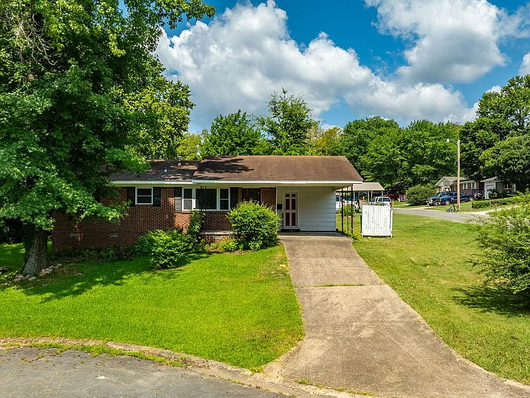 15 Village Ct — Photo 2