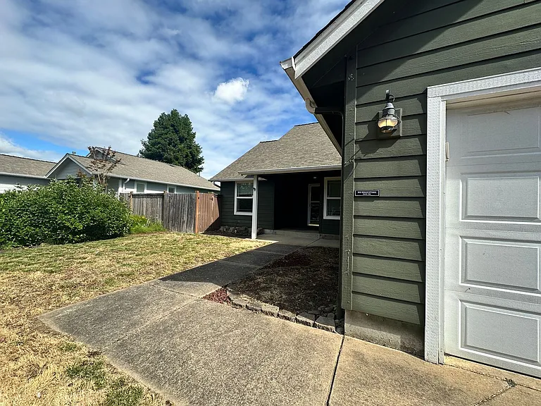 4063 Alameda Ave NE — Photo 2