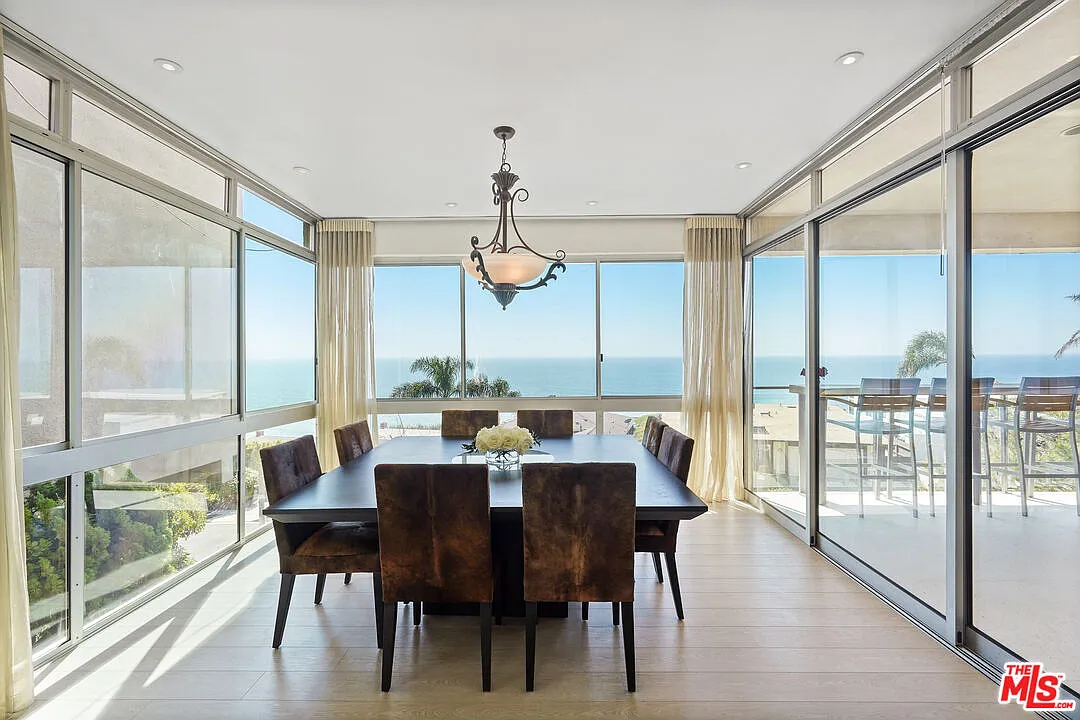2 bed, 2.5 bath, 2400 sqft, $7,995 — Photo 3