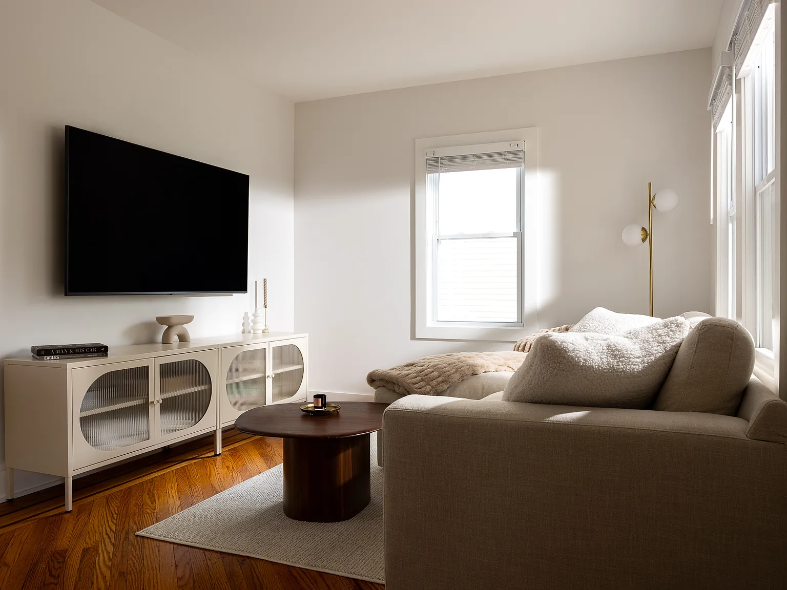 2 bed, 900 sqft, $3,500 — Photo 2