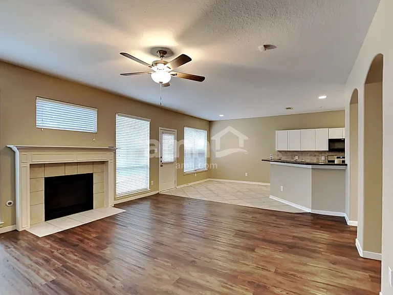 2306 Hollyfield Ln — Photo 9