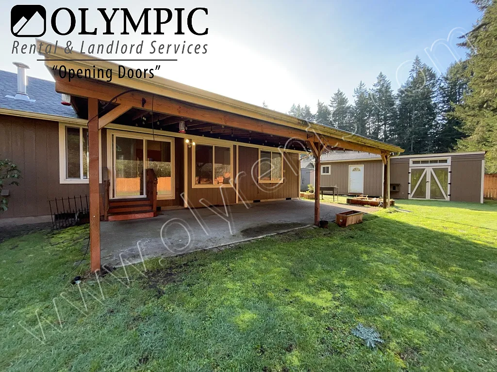 3 Bedroom home with a large fenced yard, RV Parking & AC! — Photo 4