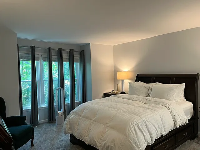 Large primary bedroom.