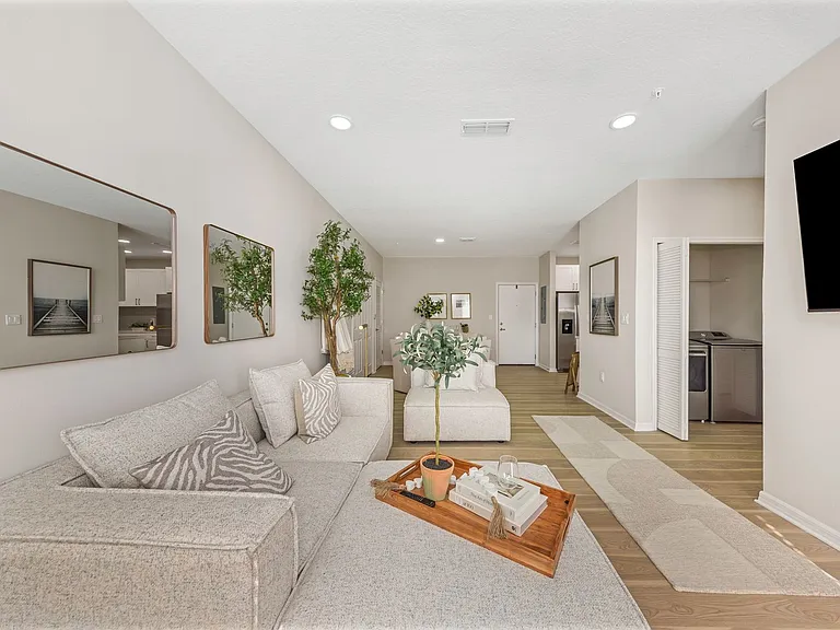 Everest Largo Apartments — Photo 52