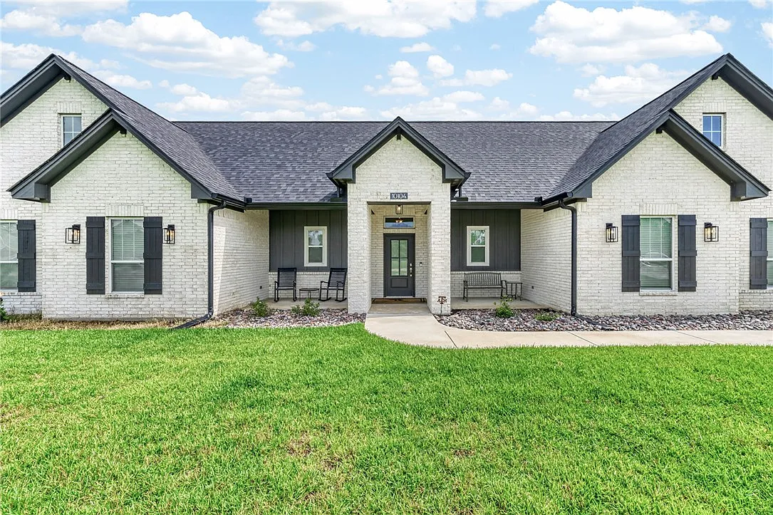 4 bed, 2.5 bath, 2377 sqft, $4,000 — Photo 2