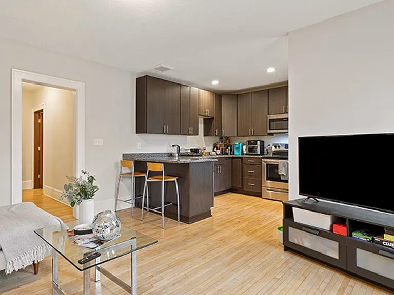 712 4th St SE — Photo 3
