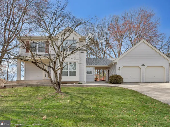 13482 Lake Shore Dr, Herndon, VA 20171