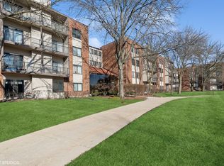 3050 Pheasant Creek Dr APT 107, Northbrook, IL 60062