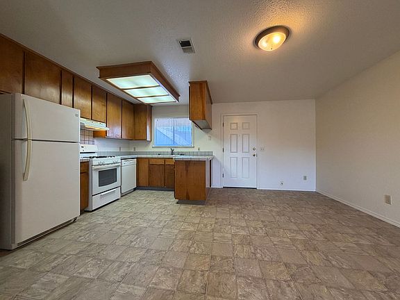 3rd image of 2304 Arbutus St
