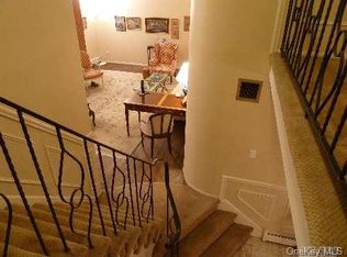 2 Gabrus Dr, Glen Cove, NY 11542