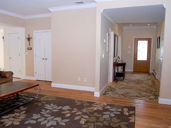 3rd image of 8 Rockland Pl