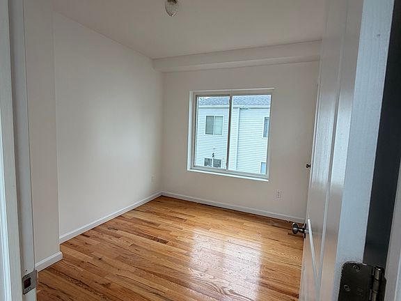 4th image of 581 W Caswell Ave #2