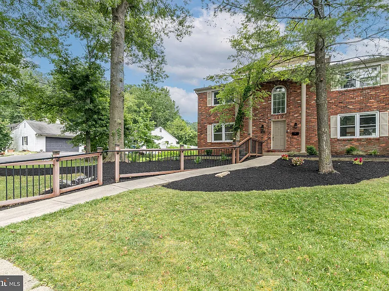 1800 Lark Ln — Photo 5