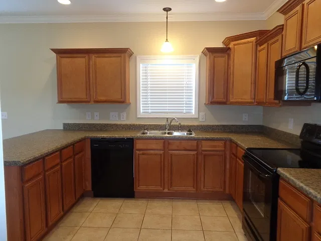 3 bed, 2.5 bath, 2382 sqft, $2,575 — Photo 3
