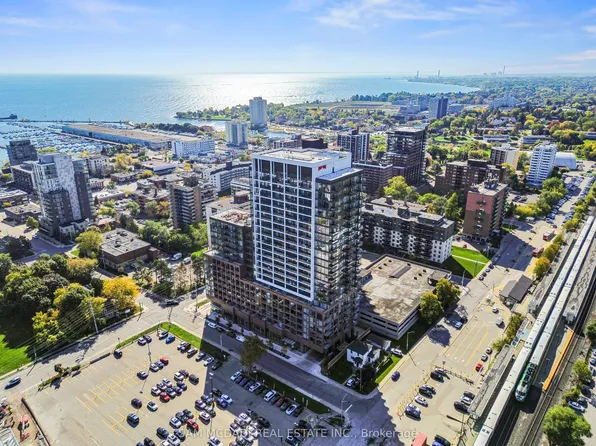 28 Ann St #813, Mississauga, ON L5G 3G1