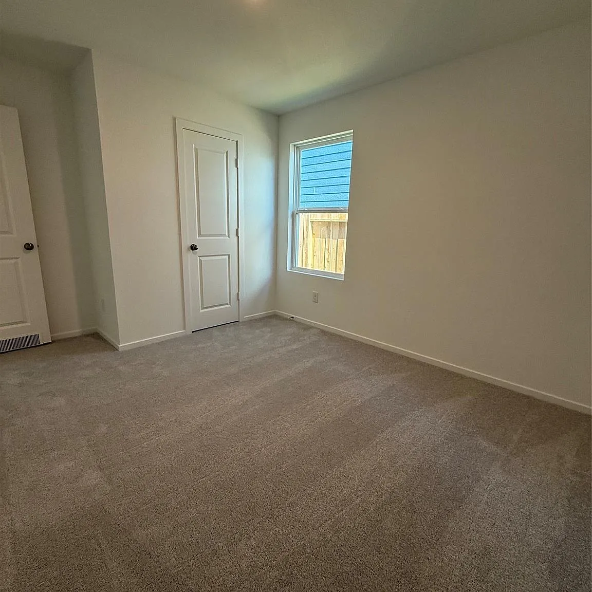 4 bed, 2.5 bath, 2039 sqft, $2,150 — Photo 2