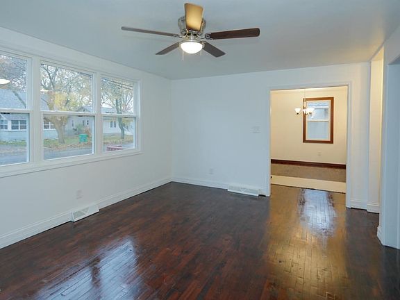 709 Constantine St-105