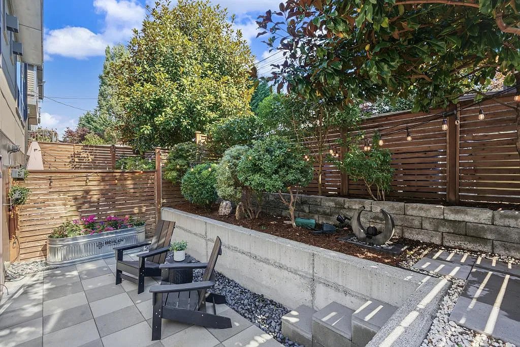 6534 42nd Ave. SW #B - 3 bedrooms — Photo 4