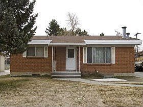 3rd image of 1633 W Leland Dr