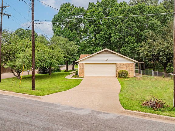 3rd image of 601 Delwood Dr