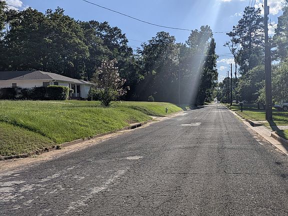 4th image of 1010 E Brazos St
