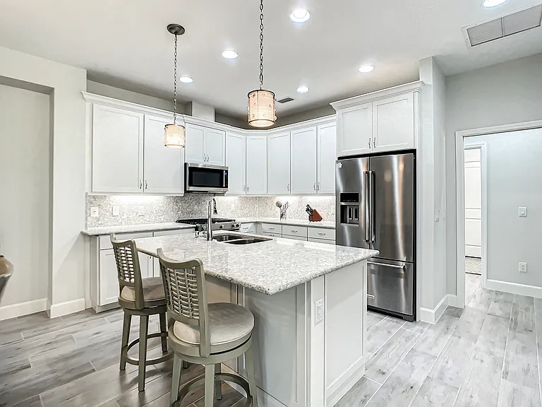 Kitchen with dining bar