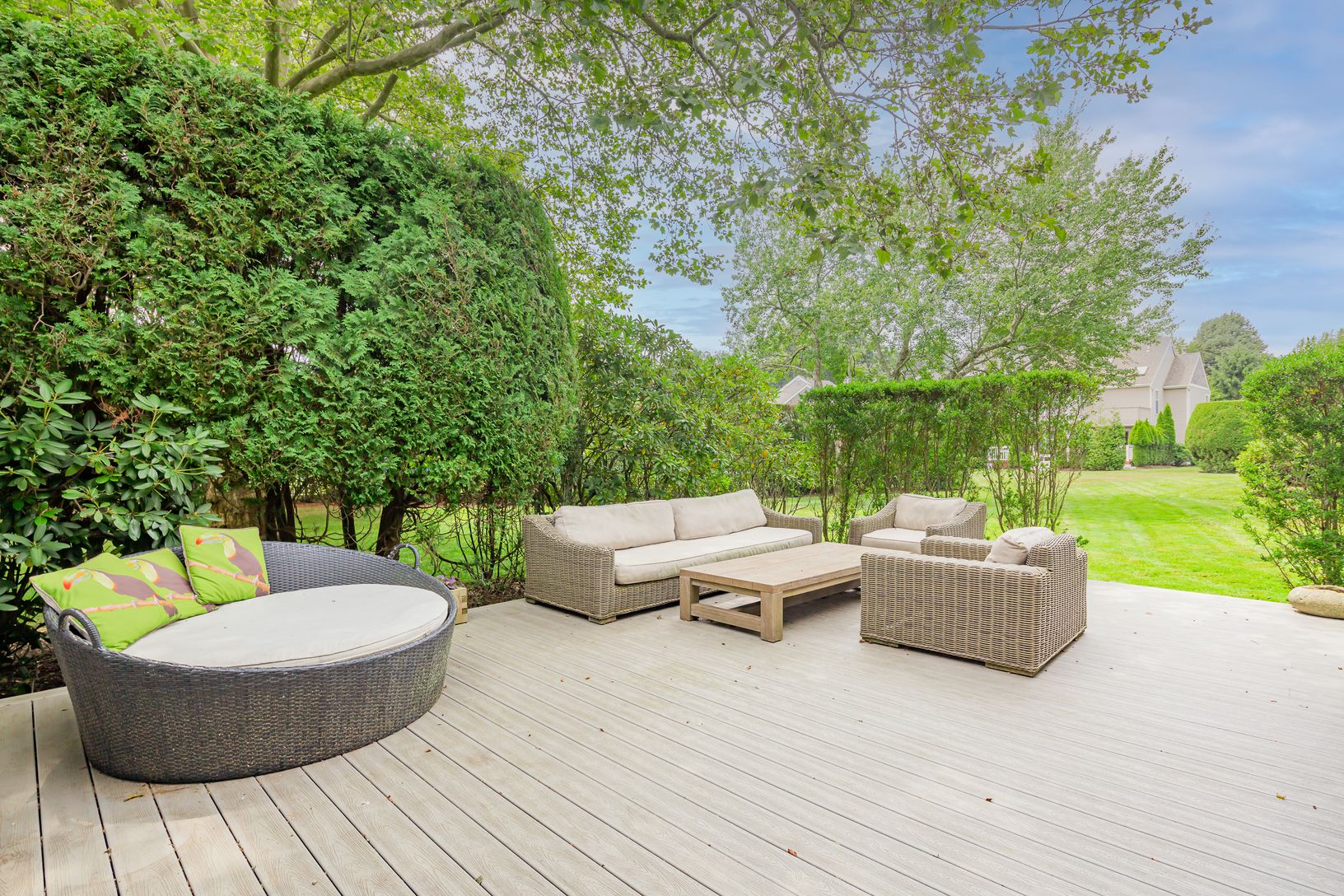 Over-sized wraparound deck