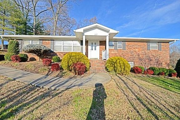 5th image of 217 Pinecrest Dr