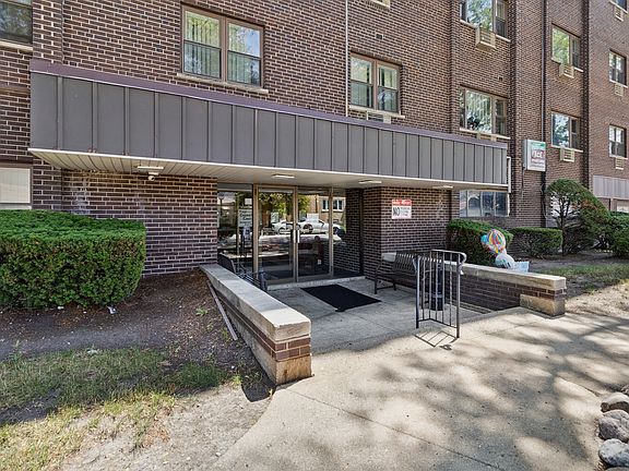 2nd image of 4600 N Cumberland Ave Unit 205