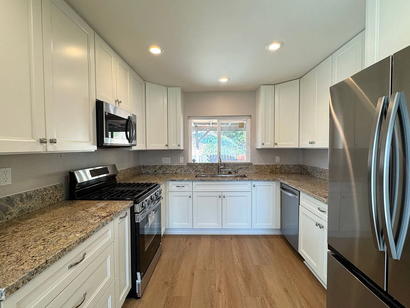 Upgraded 4 Bedroom 2 Bath House with Central A/C, Large Back Yard — Photo 2